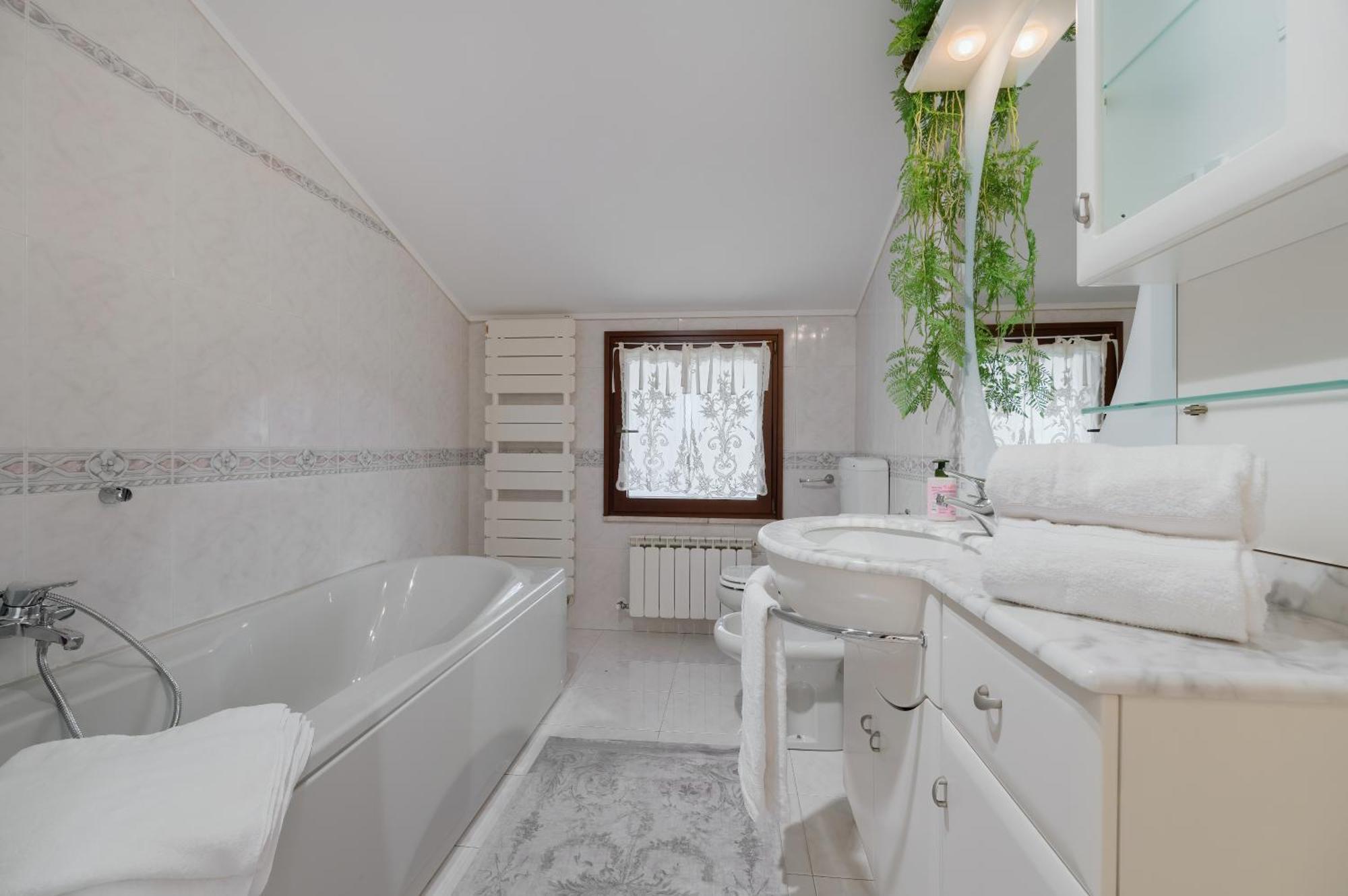 Casa Di Iaio - 90 M2 Apt With Free Wi-Fi, Netflix, Home Cinema & Parking Gorizia Exterior foto